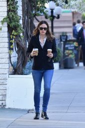 Jennifer Garner - Picking Up Coffee in Brentwood 02/05/2020