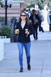 Jennifer Garner - Picking Up Coffee in Brentwood 02/05/2020