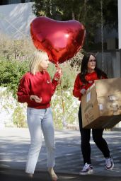 Jennifer Love Hewitt - Preparing for a Valentine
