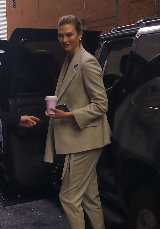 Karlie Kloss - Arriving to Michael Kors Fashion Show in NYC 02/12/2020