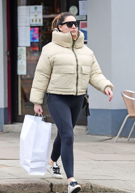 Kelly Brook - Shopping in London 02/26/2020