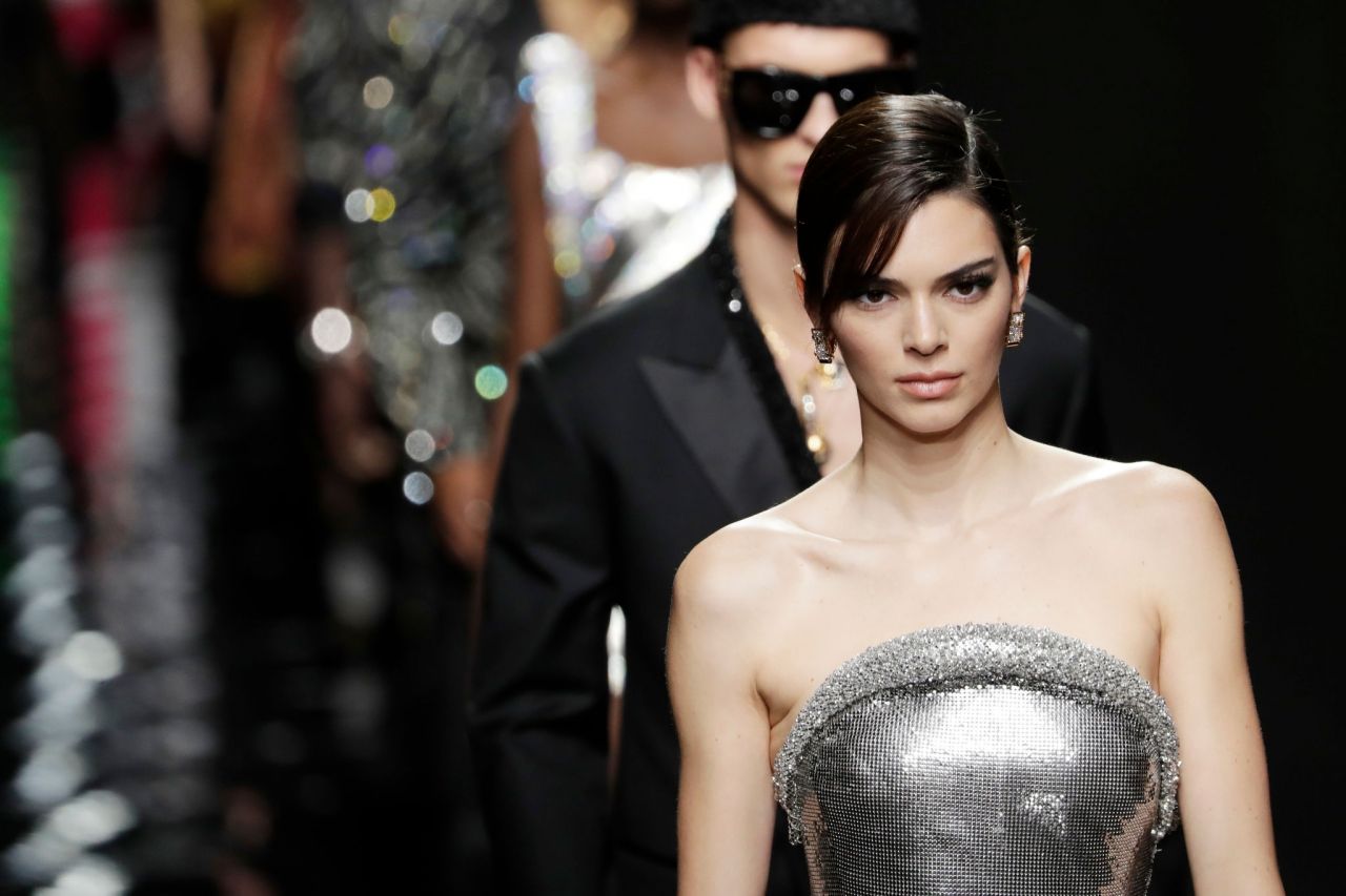 21metgala on X: Kendall Jenner walks the runway during the Versace  Fall/Winter 2023 fashion show.  / X