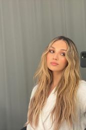 Maddie Ziegler - Social Media 02/12/2020