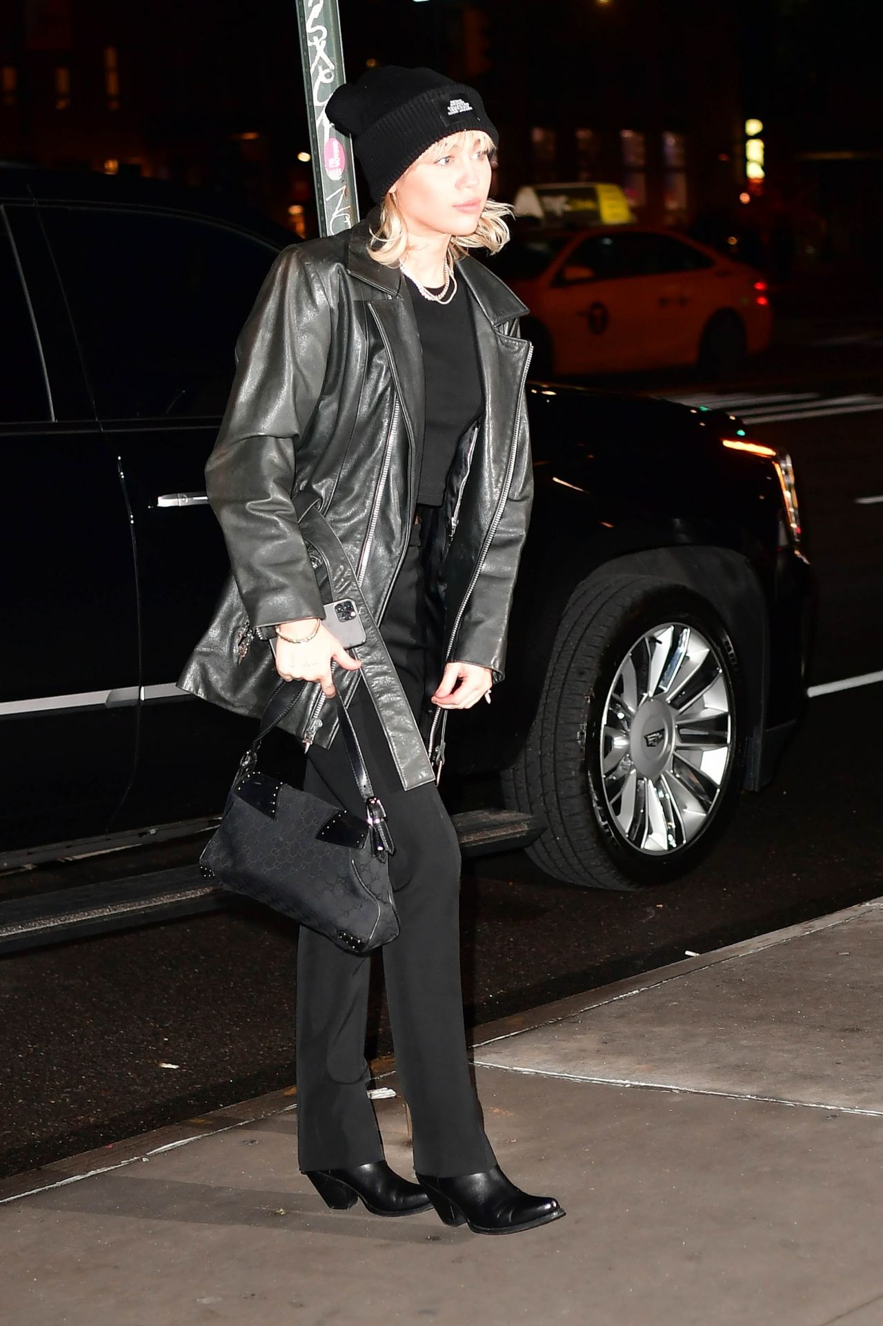 https://celebmafia.com/wp-content/uploads/2020/02/miley-cyrus-out-in-nyc-02-11-2020-6.jpg