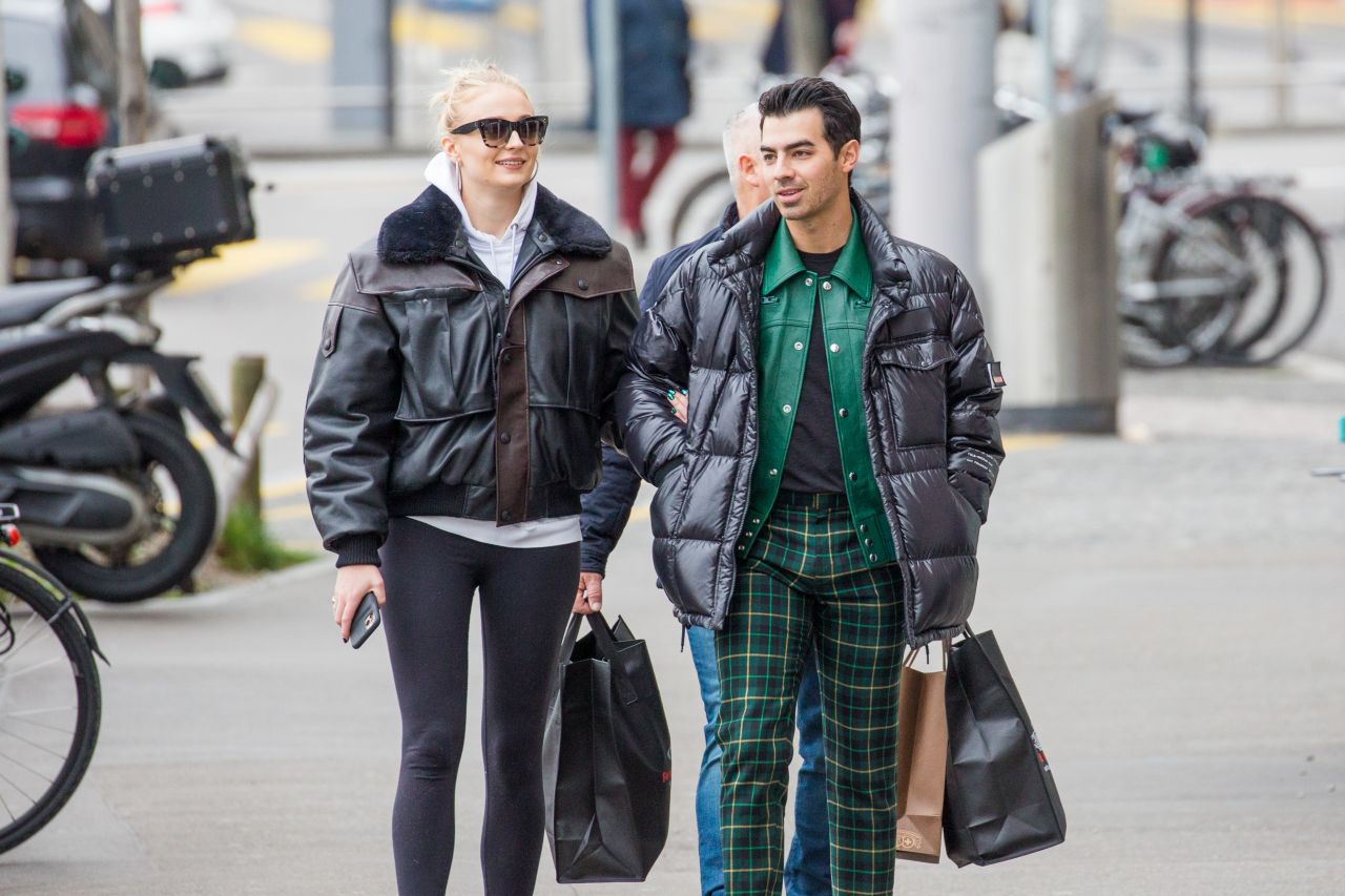 Sophie Turner - Shopping in Zuric 02/13/20205 日前