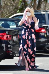 Courtney Stodden Wearing a Home Made Corona Virus Mask and a Pair of Washing Up Gloves - Los Angeles 03/18/2020