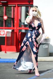 Courtney Stodden Wearing a Home Made Corona Virus Mask and a Pair of Washing Up Gloves - Los Angeles 03/18/2020