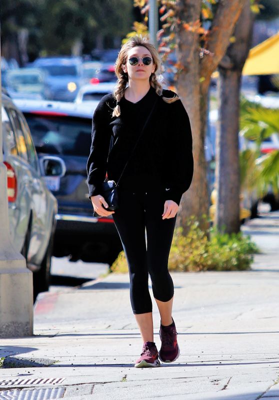 Elizabeth Olsen in Leggings - LA 03/11/2020