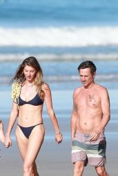 Gisele Bundchen – Morning Walk on the Beach in Costa Rica 03/24/2020