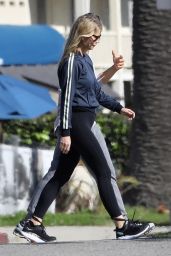Gwyneth Paltrow in Leggings - Los Angeles 03/27/2020