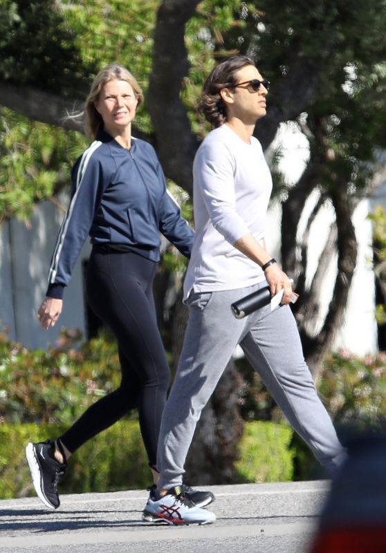 Gwyneth Paltrow in Leggings - Los Angeles 03/27/2020