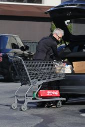 Jamie Lee Curtis - Grocery Shopping in Pacific Palisades 03/26/2020