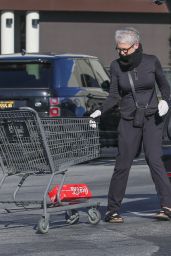 Jamie Lee Curtis - Grocery Shopping in Pacific Palisades 03/26/2020