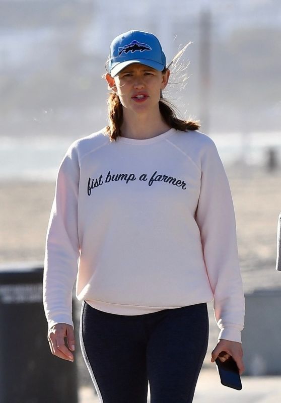 Jennifer Garner - Beach in Santa Monica 03/23/2020