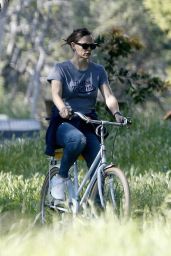 Jennifer Garner – Bikes the Streets of LA 03/31/2020