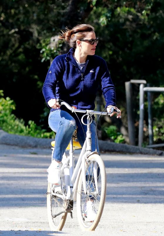 Jennifer Garner – Bikes the Streets of LA 03/31/2020
