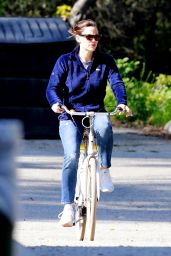 Jennifer Garner – Bikes the Streets of LA 03/31/2020