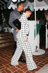  Jennifer Lopez - Leaving the San Vicente Bungalows in West Hollywood 03/14/2020