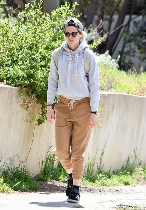 Kristen Stewart in Casual Outfit - Hike in Los Feli 03/08/2020