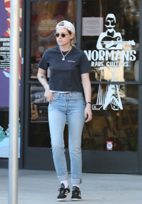 Kristen Stewart - Shopping for Rare Guitars in Los Feliz 03/11/2020