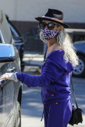 Laeticia Hallyday - Wears a Mask at Grocery Store in Brentwood 03/27/2020
