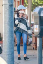 Sarah Hyland in Slouchy striped Jumper and Jeans 03/02/2020