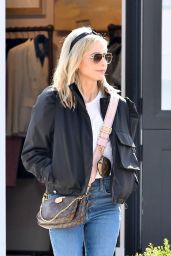Sarah Michelle Gellar Street Style - Shopping in Pacific Palisades 03/05/2020