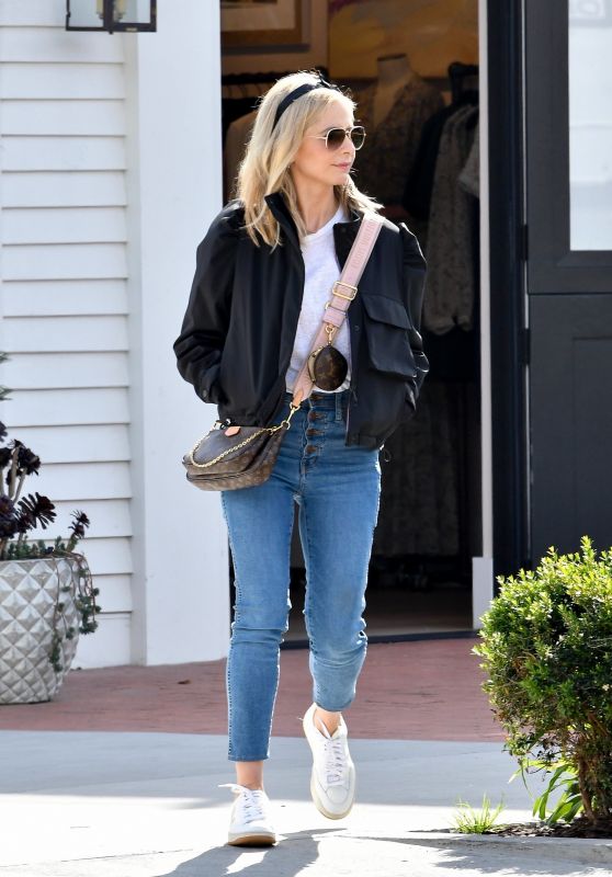 Sarah Michelle Gellar Street Style - Shopping in Pacific Palisades 03/05/2020