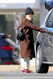 Scarlett Johansson - Picking up Grocery Supplies 03/16/2020