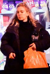 Vanessa Kirby - Shopping in London 03/20/2020