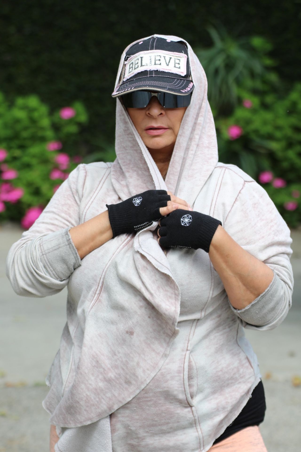 Alice Amter - Exercises Outside Fryman Canyon in Studio City 04/19/2020