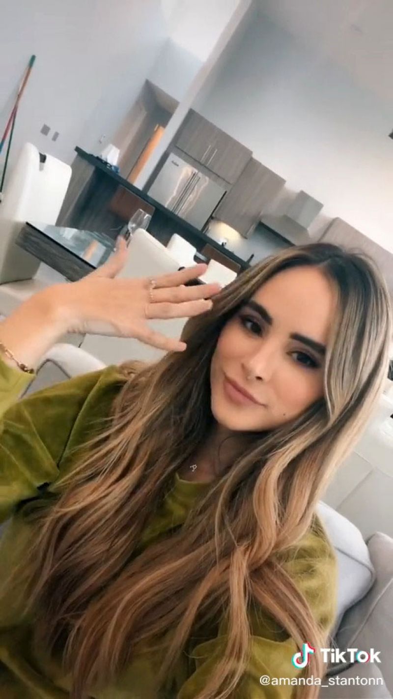 Amanda Stanton Style 04/08/2020 • CelebMafia