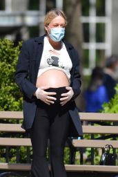Chloe Sevigny - Shows Off Her Growing Baby Bump - New York City 04/28/2020