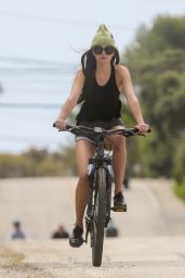 Dakota Jonhson - Bike Ride in Malibu 04/18/2020
