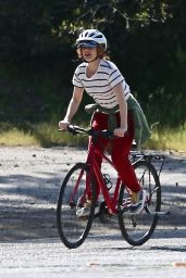Isla Fisher - Bike Ride in LA 04/03/2020