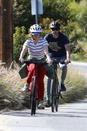 Isla Fisher - Bike Ride in LA 04/03/2020