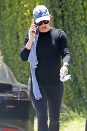 Jennifer Garner - Walking Alone and Serious Chat on Her Cell Phone in LA 04/21/2020
