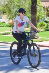 Katherine Schwarzenegger - Biking in Santa Monica 04/25/2020
