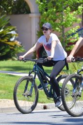 Katherine Schwarzenegger - Biking in Santa Monica 04/25/2020