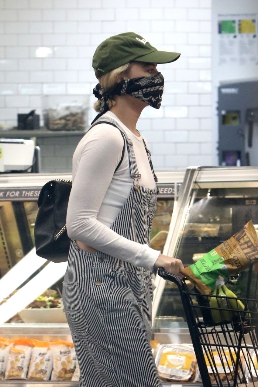 Margot Robbie - Shopping in Los Angeles 04/04/2020 • CelebMafia