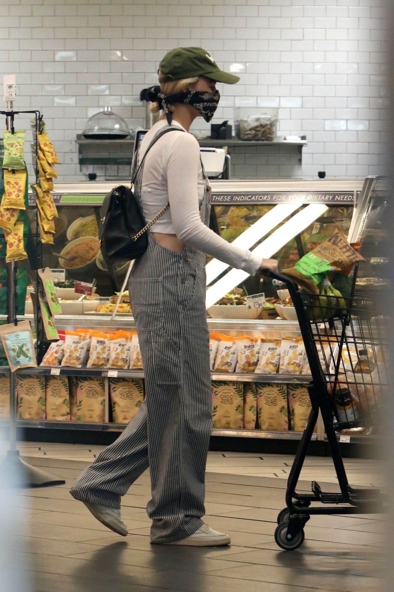 Margot Robbie - Shopping in Los Angeles 04/04/2020 • CelebMafia