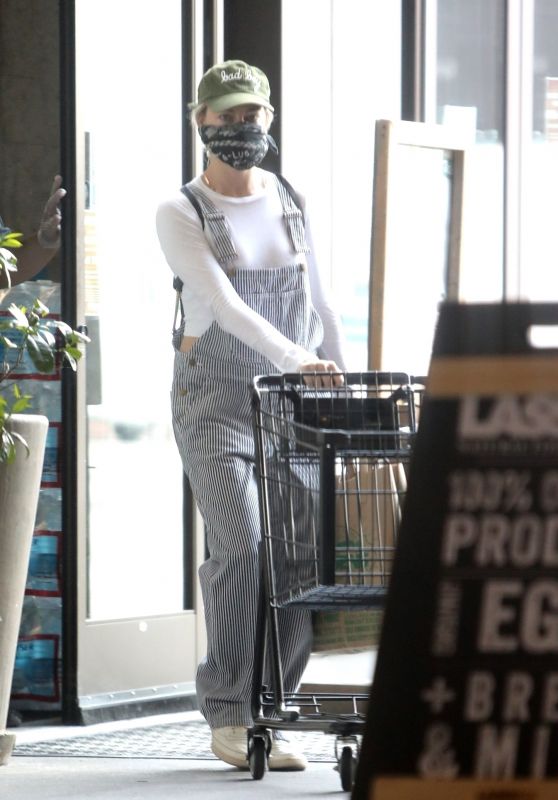 Margot Robbie - Shopping in Los Angeles 04/04/2020