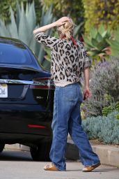 Michelle Pfeiffer - Out in Pacific Palisades 04/04/2020