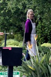 Molly Sims Wearing Her Apron - LA 04/10/2020