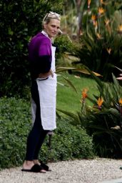 Molly Sims Wearing Her Apron - LA 04/10/2020