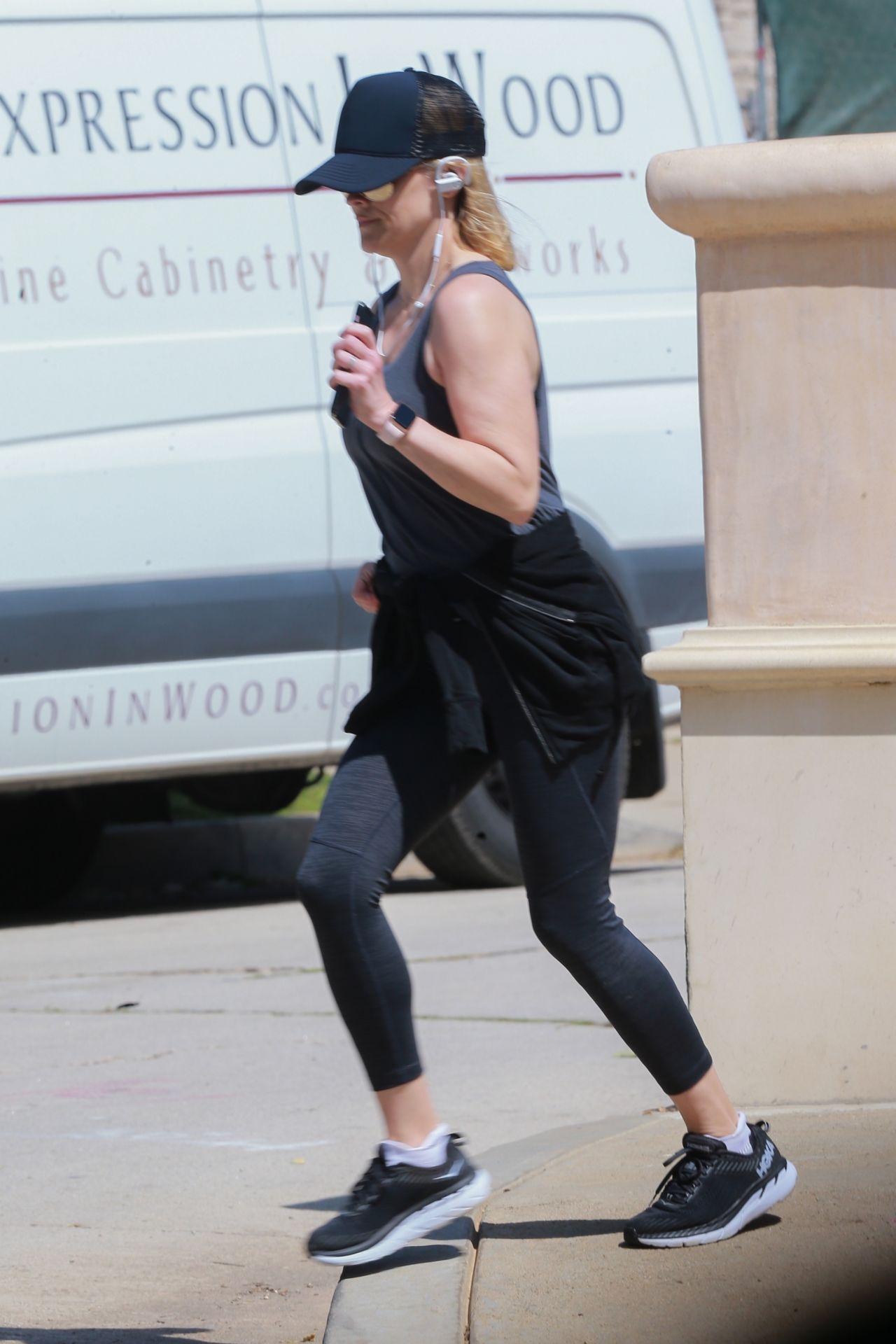 Reese Witherspoon - Jogging in Brentwood 04/02/2020 • CelebMafia