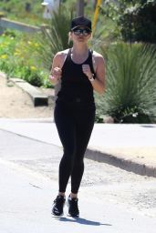 Reese Witherspoon - Jogging in Pacific Palisades 04/11/2020