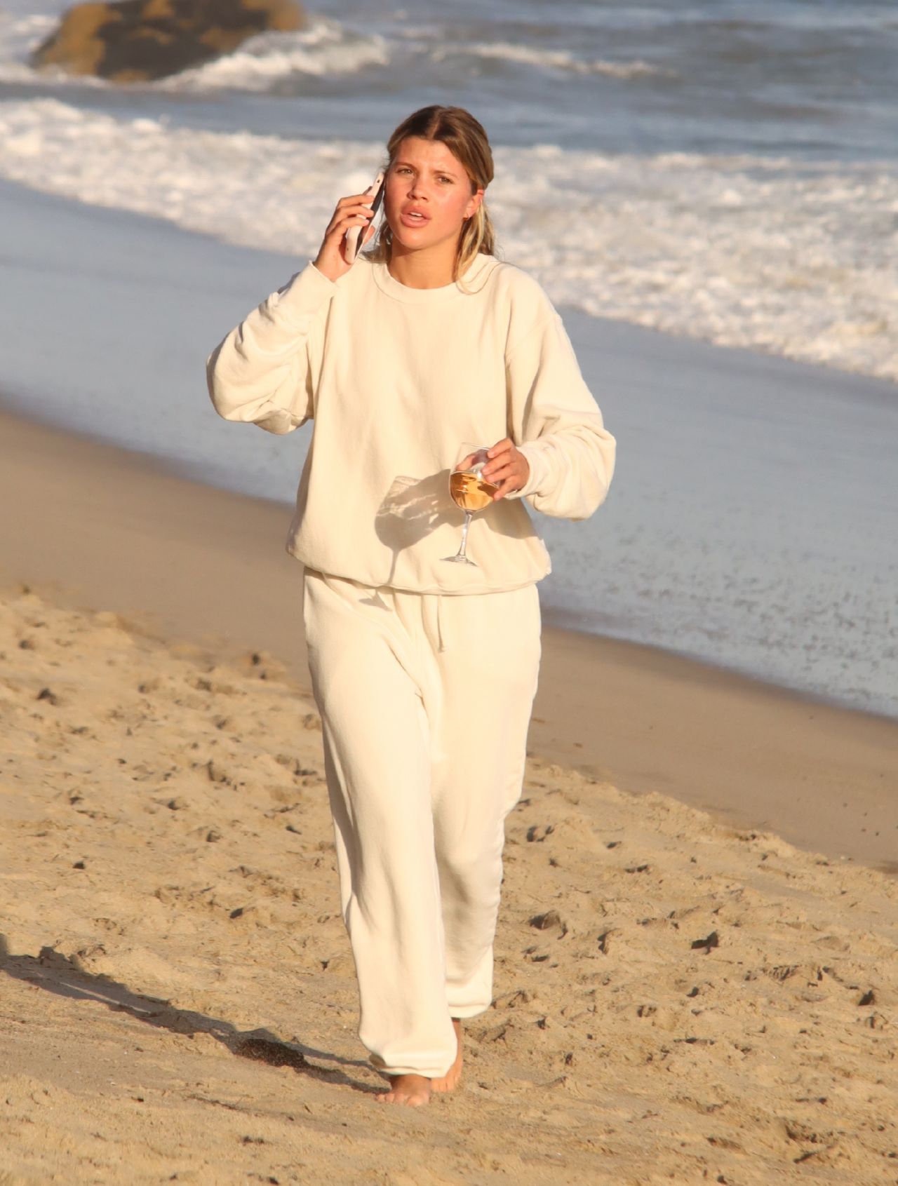 Sofia Richie - Beach in Malibu 04/24/2020 • CelebMafia