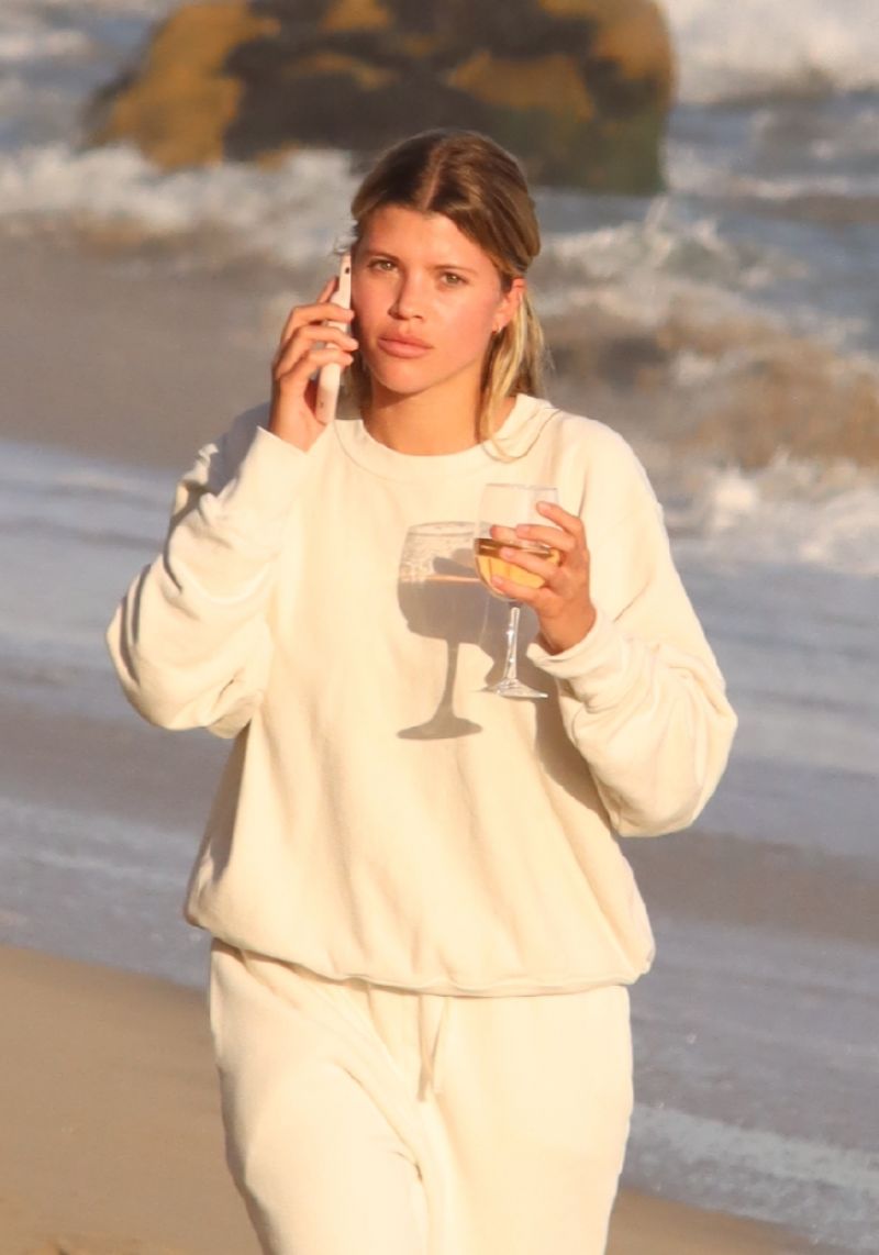 Sofia Richie - Beach in Malibu 04/24/2020 • CelebMafia