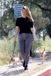 Alicia Silverstone  - Hike in LA 05/09/2020